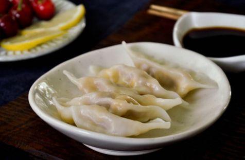 今日份晚餐牛腿瓜馅饺子,家常美味，冬日暖胃佳肴